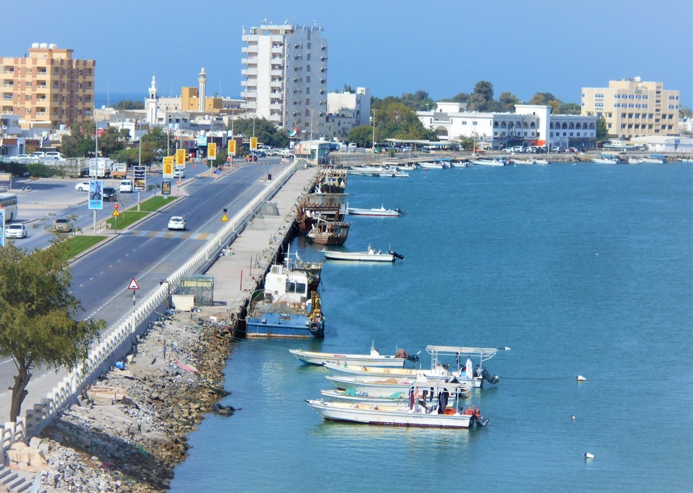 Uferstraße Corniche in Ras Al Khaimah mit vertäuten Booten und Wohnbebauung am Wasser