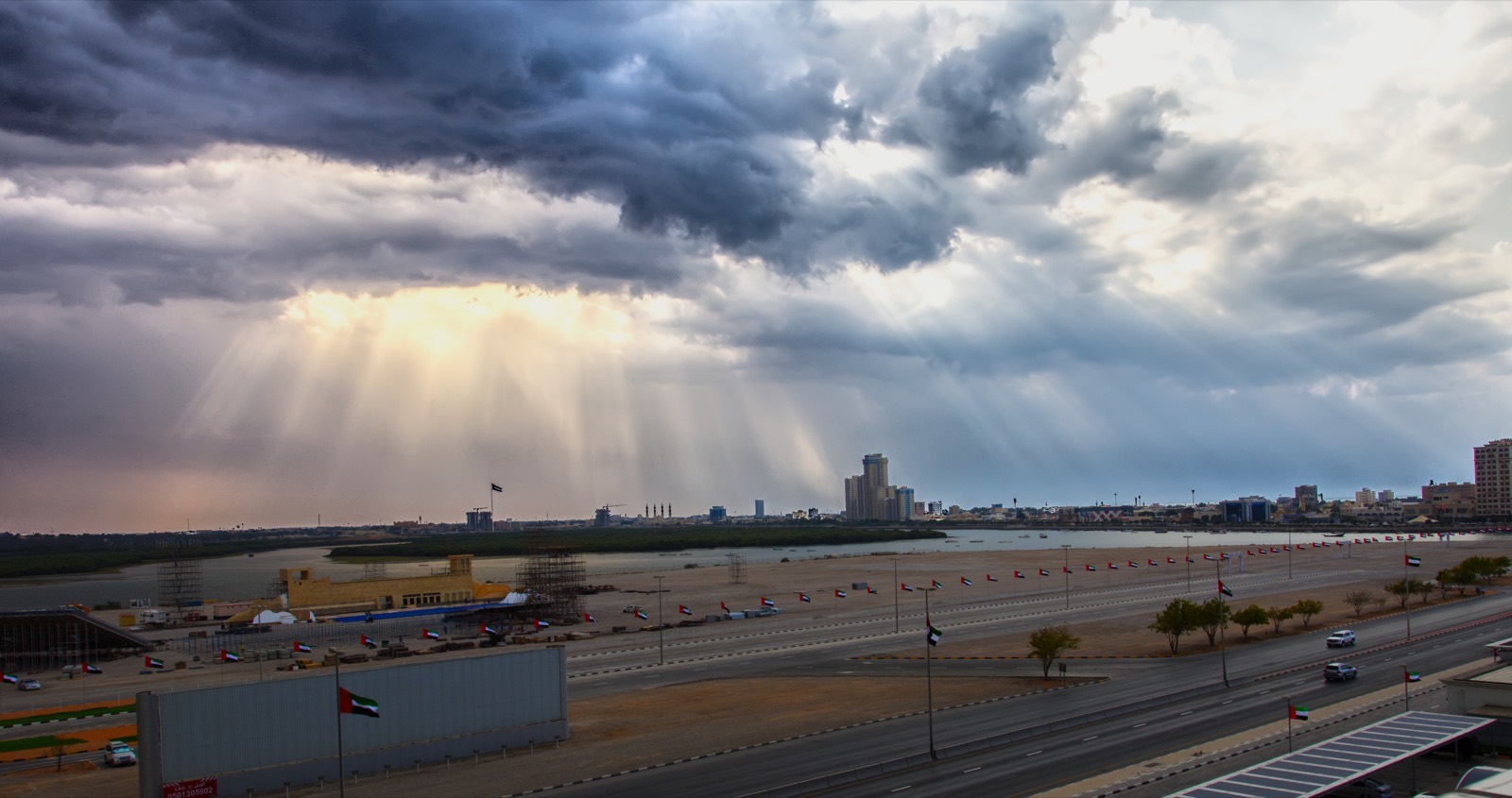 Panorama von Ras Al Khaimah City mit Wolkendecke, Uferstraße und Stadtsilhouette